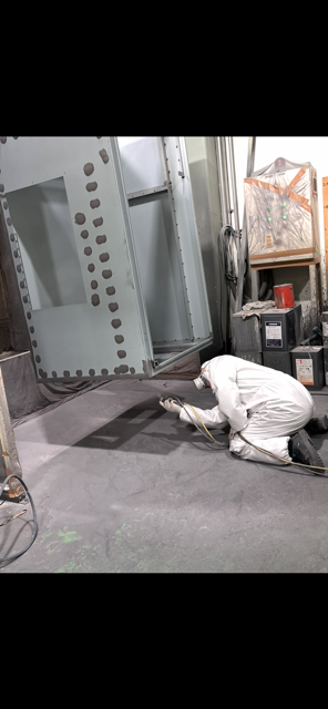 クレーンで釣り上げて、下塗り塗装中