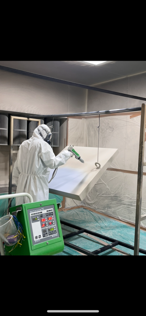 K工場長、粉体塗装の様子